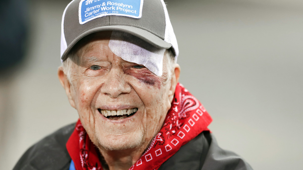 Jimmy Carter volt amerikai elnök sajtótájékoztatót tart a Habitat for Humanity Alapítványnak a részvételével zajló házépítő programjáról Tennessee állam fővárosában, Nashville-ben 2019. október 7-én. A 95 éves korábbi politikus az előző napon elesett otthonában, és zúzódást szenvedett a homlokán.