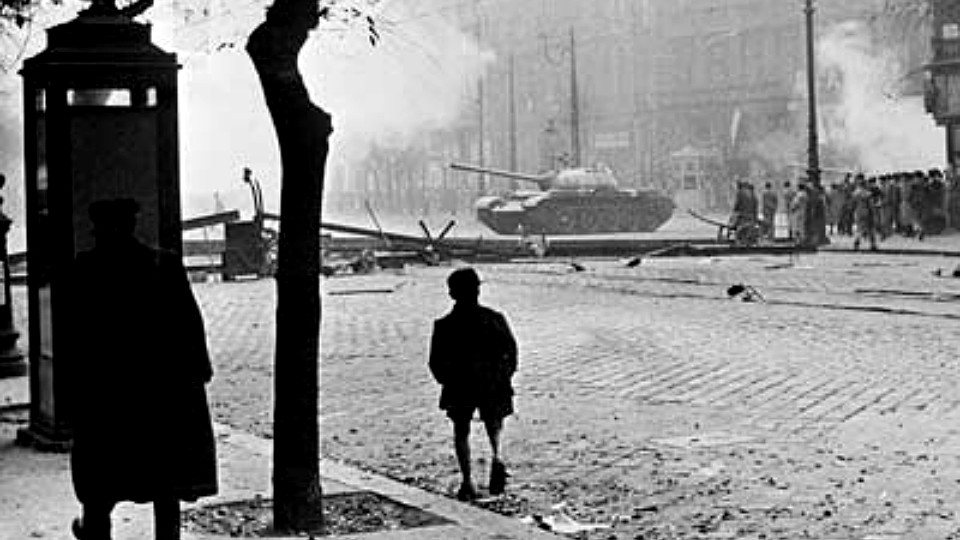 Szovjet tank a budapesti utcán a forradalom alatt (Wikipédia/Flickr/Central Intelligence Agency)