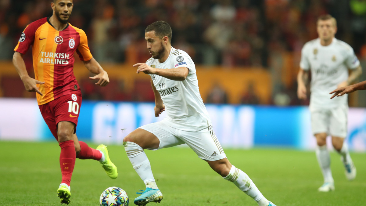 Eden Hazard, a Real Madrid (j) és Younes Belhanda, a Galatasaray játékosa a labdarúgó Bajnokok Ligája csoportkör mérkőzéseinek harmadik fordulójában, az A csoportban, Isztambulban 2019. október 22-én.