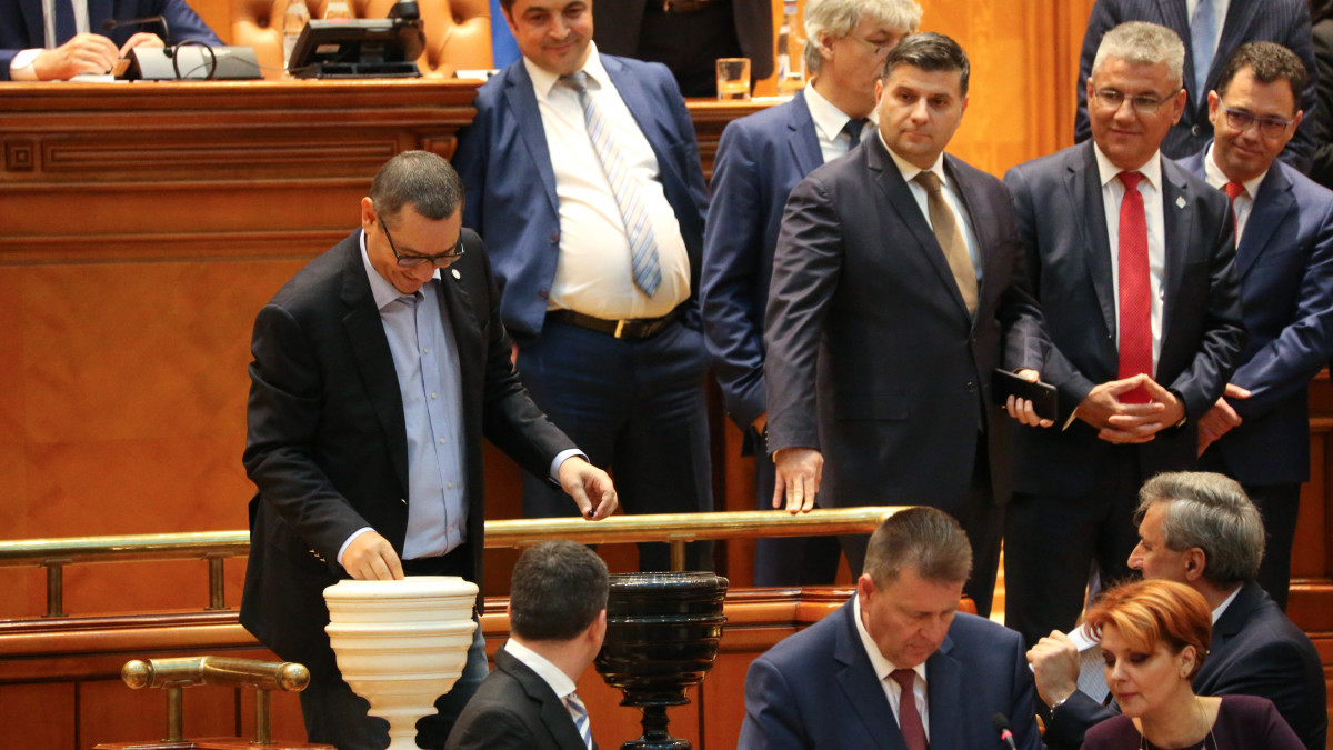 Victor Ponta volt miniszterelnök, a Pro Romania párt elnöke szavaz a kormány ellen beterjesztett bizalmatlansági indítvány vitája után a kétkamarás román parlament együttes ülésén 2019. október 10-én.
