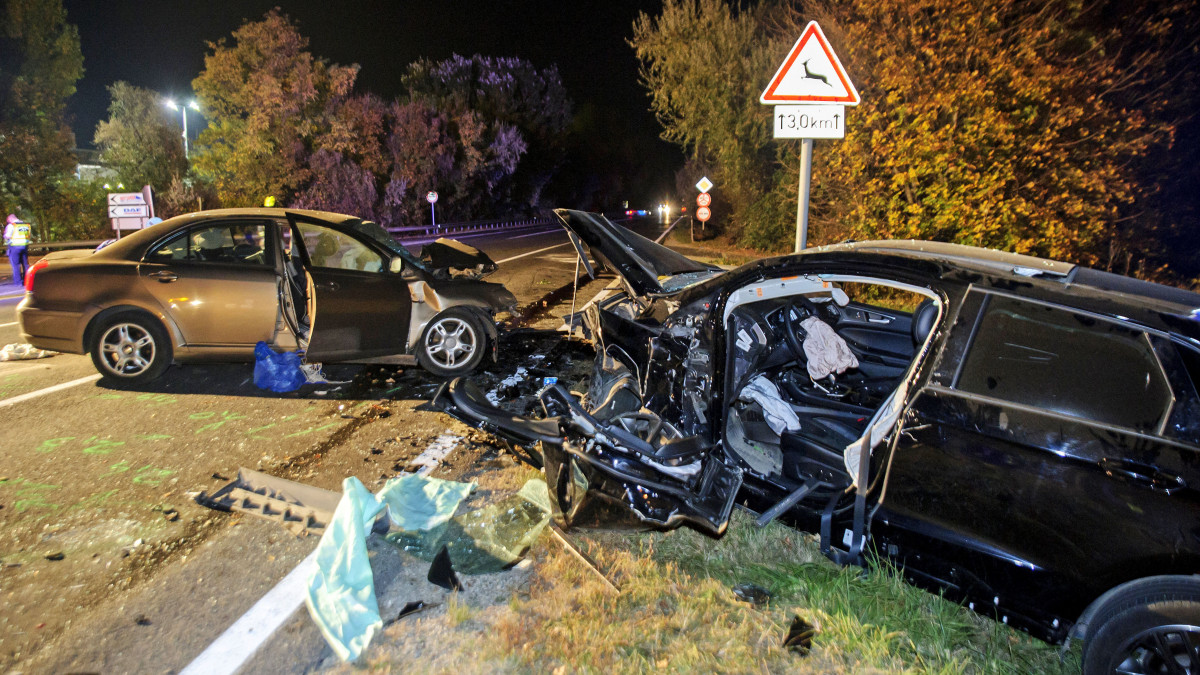Összeroncsolódott járművek 2019. október 23-án az 1-es főúton Bicske külterületén, ahol a két személygépkocsi frontálisan összeütközött. A balesetben egy ember meghalt, többen súlyosan megsérültek.