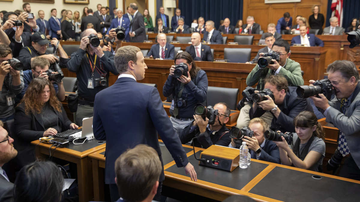 Mark Zuckerberg, a Facebook amerikai elnök-vezérigazgatója (k) a meghallgatása előtt a kongresszus pénzügyi szolgáltatásokat felügyelő házbizottságának ülésén az amerikai törvényhozás washingtoni épületében, a Capitoliumban 2019. október 23-án. Az internetes közösségi portál alapítójának többek közt a libra kriptovalutával, a vállalat pénzügyi adataival és a 2020-as amerikai elnökválasztással kapcsolatos kérdésekre kell felelnie a bizottság előtt.