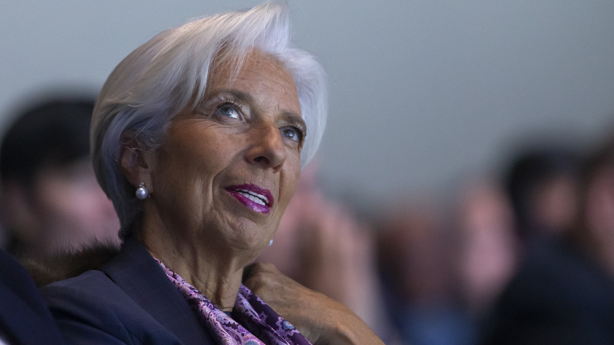 Az Európai Központi Bank (EKB) élére kinevezett Christine Lagarde az IMF politikai-stratégiai testülete, a Nemzetközi Monetáris és Pénzügyi Bizottság (IMFC) és a Világbank vezetőségének közös tanácskozásán az IMF washingtoni székházában 2019. október 18-án, amikor az európai uniós tagállamok vezetői jóváhagyták Lagarde kinevezését az EKB elnöki posztjára. Mario Draghi jelenlegi EKB-elnök megbízatása október 31-én jár le.