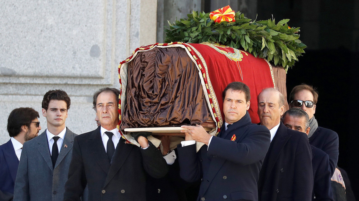 Francisco Franco egykori spanyol diktátor koporsóját viszik unokái, Francis Franco (j3), Jaime Martínez Bordiú (j2) és José Cristobal Franco (b2), valamint a dédunokája, Luis Alfonso de Borbon Martinez-Bordiú (j4) a spanyol polgárháború áldozatainak emléket állító Elesettek Völgyének bazilikájából a Madridtól 40 kilométerre fekvő San Lorenzo del Escorialnál a kihantolása után, 2019. október 24-én. A bebalzsamozott holttestet a Madrid El Pardo negyedében lévő Mingorrubio temetőben, a családi kriptában temetik újra. A 2018 júniusában hivatalba lépett szocialista spanyol kormány kezdeményezte az exhumálást, amit régóta követelnek a Franco-rezsim áldozatainak hozzátartozói.