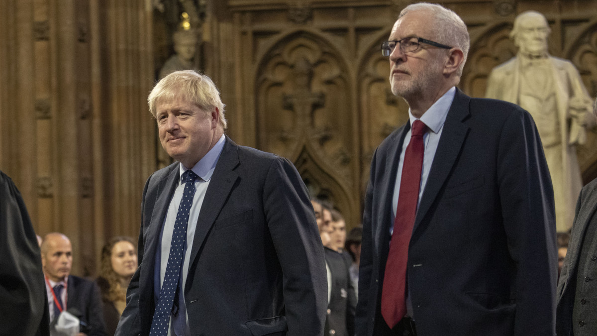 Boris Johnson brit miniszterelnök (b) és Jeremy Corbyn, a brit Munkáspárt elnöke a Westminster-palota felsőházi üléstermébe, a Lordok Házába érkezik, mielőtt II. Erzsébet brit királynő trónbeszédével megnyitja a következő törvényhozási évadot 2019. október 14-én.