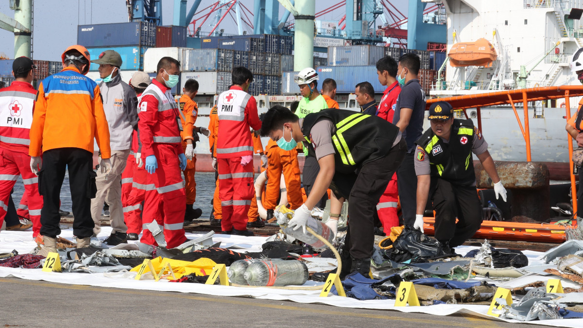 Az indonéziai nemzeti katasztrófavédelmi ügynökség, a BASARNAS tagjai gyűjtik az indonéz Lion Air légitársaság utasszállító repülőgépének tengerből kihalászott maradványait Tanjung Karawang kikötőjében 2018. október 29-én. A belföldi viszonylatban közlekedő gép Jakartából a Szumátra melletti Bangka szigetre tartott. A légitársaság szóvivője elmondta: mindössze 13 perccel a felszállás után elvesztették a kapcsolatot a Boeing 737-800 típusú géppel. A tengerbe zuhant repülőgép fedélzetén 178 felnőtt utas, egy gyerek és két csecsemő utazott, a személyzet héttagú volt.