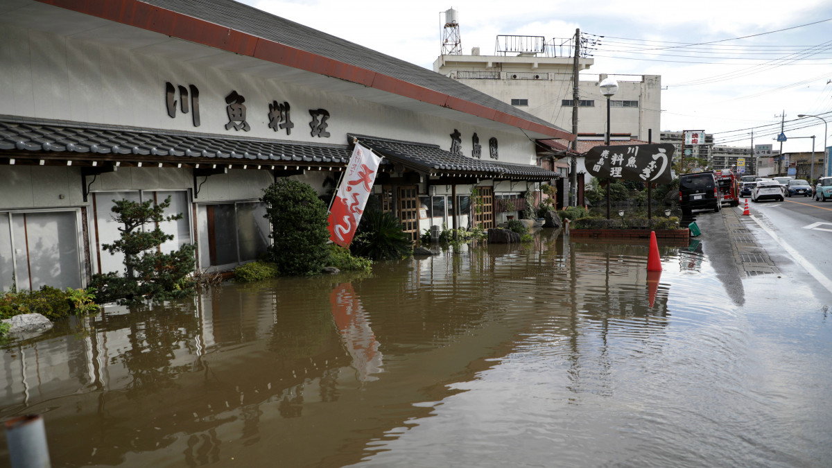 Villámárvízben álló étterem a Tokiótól délkeletre fekvő Csiba prefektúrában lévő Szakurában 2019. október 26-án, miután az előző nap rendkívül heves esőzések érték a térséget. Az esők és az aáltaluk előidézett áradások és sárlavinák következtében legalább nyolc ember életét vesztette a környéken, ahol egy hónapon belül három tájfun pusztított.