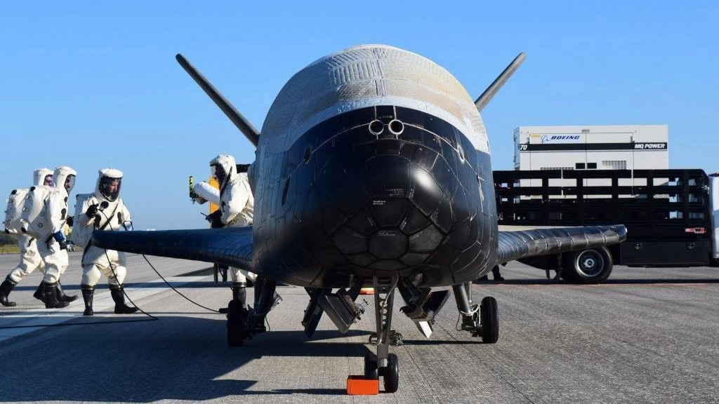 Cape Canaveral, 2017. május 8.Az amerikai védelmi minisztérium által 2017. május 8-án közreadott kép a légierő pilóta nélküli, X-37b típusú kísérleti űrrepülőgépéről az amerikai Országos Repülésügyi és Űrkutatási Hivatal, a NASA Kennedy Űrközpontjában, a floridai Cape Canaveralban május 7-én, miután az visszatért a Földre egy közel kétéves, titkos küldetés végén. (MTI/EPA/Amerikai védelmi minisztérium)