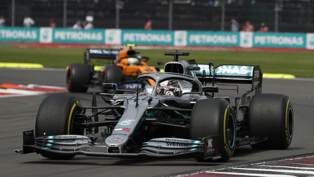 Lewis Hamilton, a Mercedes brit címvédője a Forma-1-es autós gyorsasági világbajnokság Mexikói Nagydíján a mexikóvárosi Hermanos Rodríguez versenypályán 2019. október 27-én.