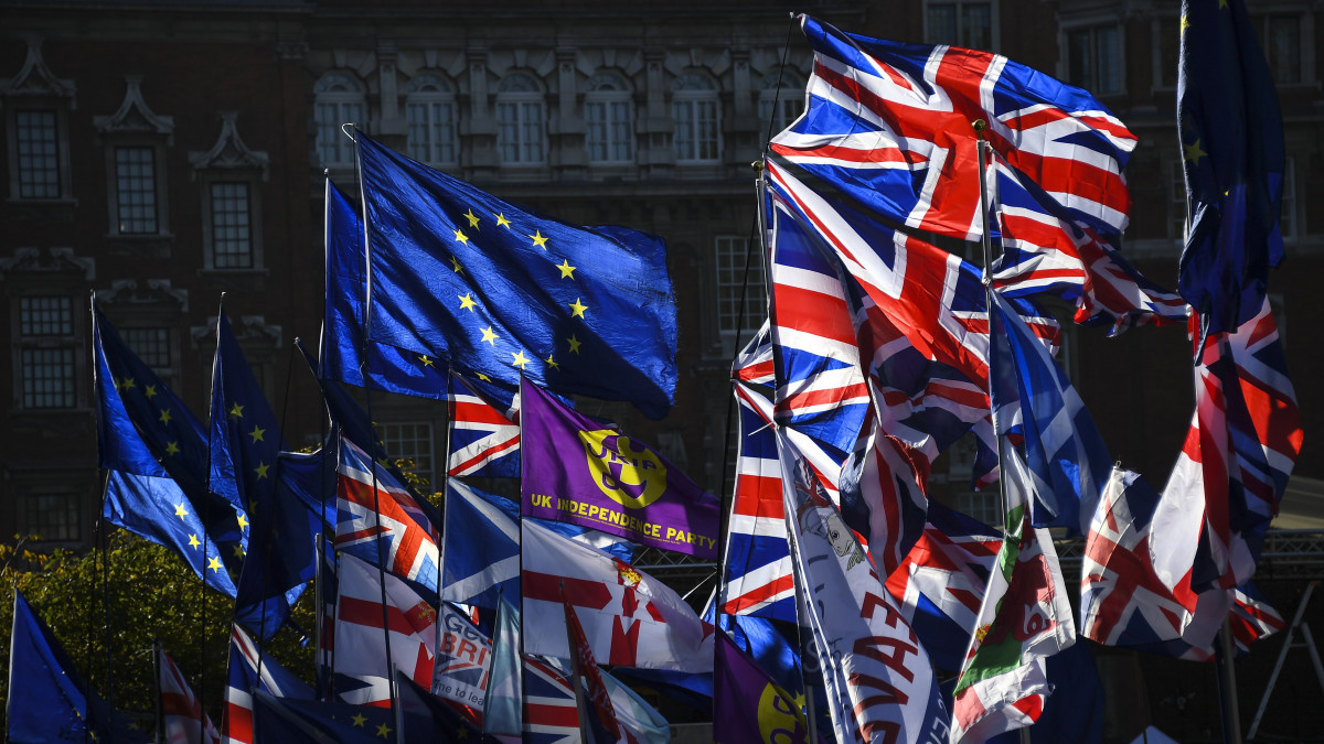 Az Európai Unió és Nagy-Britannia zászlói a brit parlament előtt Londonban 2019. október 28-án. Az Európai Unió 27 tagállama ezen a napon elfogadta az Egyesült Királyság kérését, hogy rugalmasan halasszák el az ország kiválását az Európai Unióból 2020. január 31-ig.