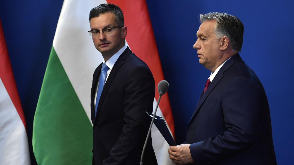 Orbán Viktor miniszterelnök (j) és Marjan Sarec szlovén kormányfő közös sajtótájékoztatót tart hivatalos tárgyalásuk után Budapesten, a Karmelita kolostorban 2019. október 28-án.