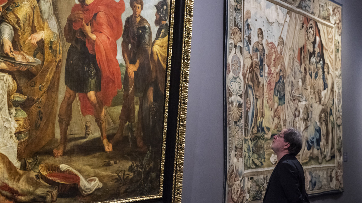 Baán László, a Szépművészeti Múzeum főigazgatója Peter Paul Rubens A jóslat kinyilatkoztatása a Decius Mus-sorozatból című festménye előtt a Rubens, Van Dyck és a flamand festészet fénykora című kiállítás sajtóbemutatóján a budapesti Szépművészeti Múzeumban 2019. október 28-án. A tárlat február 16-ig látogatható.