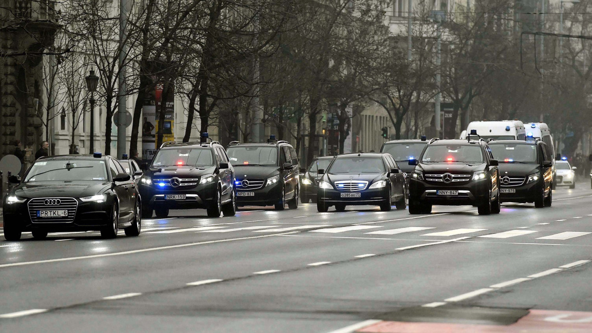 Vlagyimir Putyin orosz elnök gépkocsikonvoja a Bajcsy-Zsilinszky úton 2017. február 2-án.