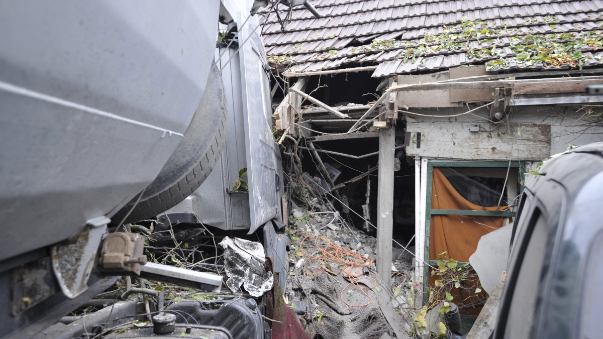 Családi ház oldalába csapódott kamion Dabason 2019. október 29-én. A balesetben senki nem sérült meg.