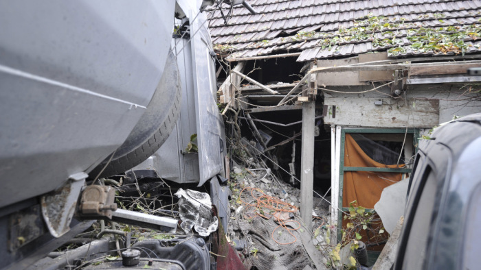 Kamion csapódott egy házba Dabason – képek