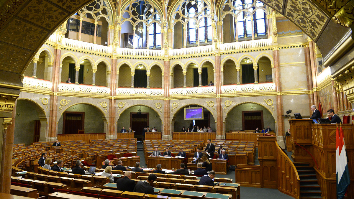 Képviselők az Országgyűlés plenáris ülésén 2019. október 22-én.