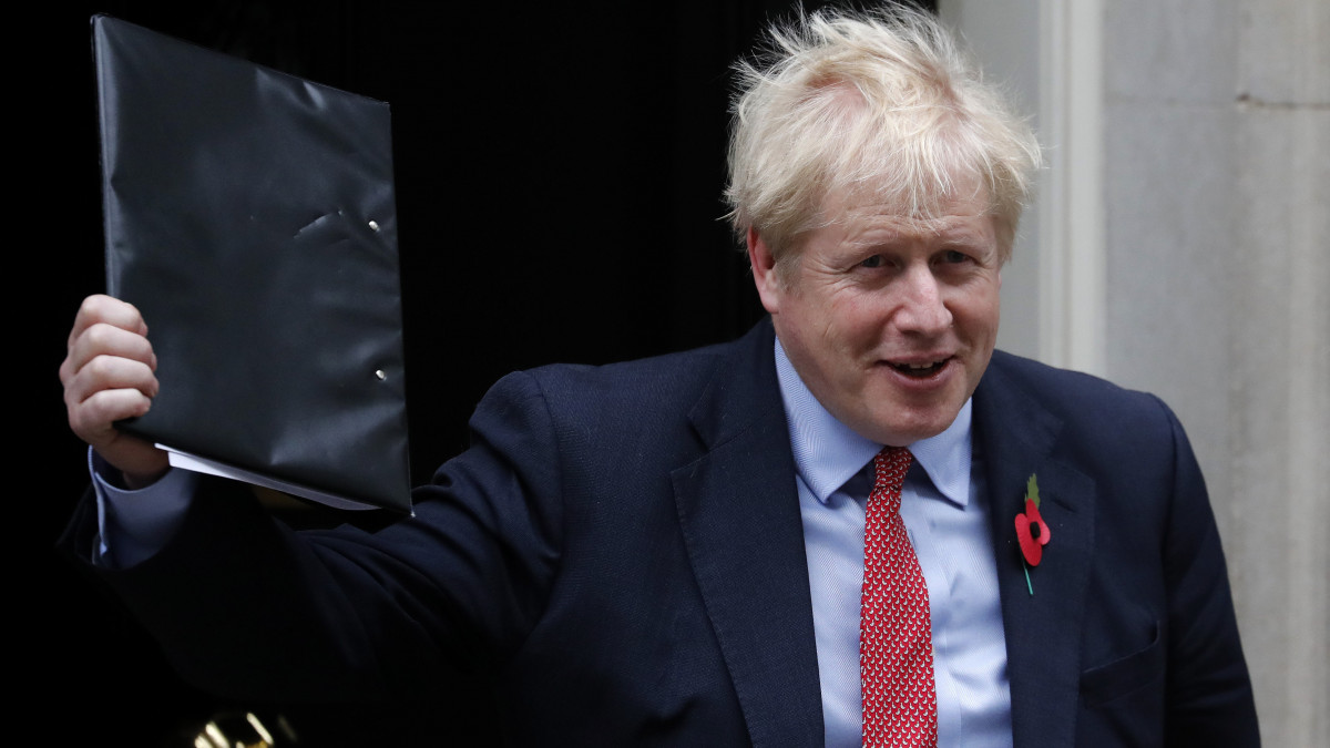 Boris Johnson konzervatív párti brit miniszterelnök a parlament ülésére indul londoni rezidenciájáról 2019. október 29-én. A brit törvényhozás az előző nap elfogadta a brit EU-tagság megszűnésének (Brexit) legkésőbb 2020. január 31-ig halasztásáról hozott uniós döntést, amely értelmében a kiválás feltételrendszerét rögzítő új szerződés korábbi ratifikálása esetén a szigetország tagsága akár november 30-án vagy december 31-én is megszűnhet. Jeremy Corbyn, a legnagyobb ellenzéki erő, a Munkáspárt vezetője bejelentette, hogy pártja támogatja az előrehozott parlamenti választás kiírását.
