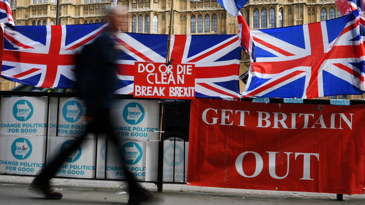 Nagy-Britannia zászlói a brit parlament előtt Londonban 2019. október 28-án. A brit parlament alsóháza ezen a napon megvitatja az előrehozott választásokról szóló indítványt, és várhatóan szavaz is róla.