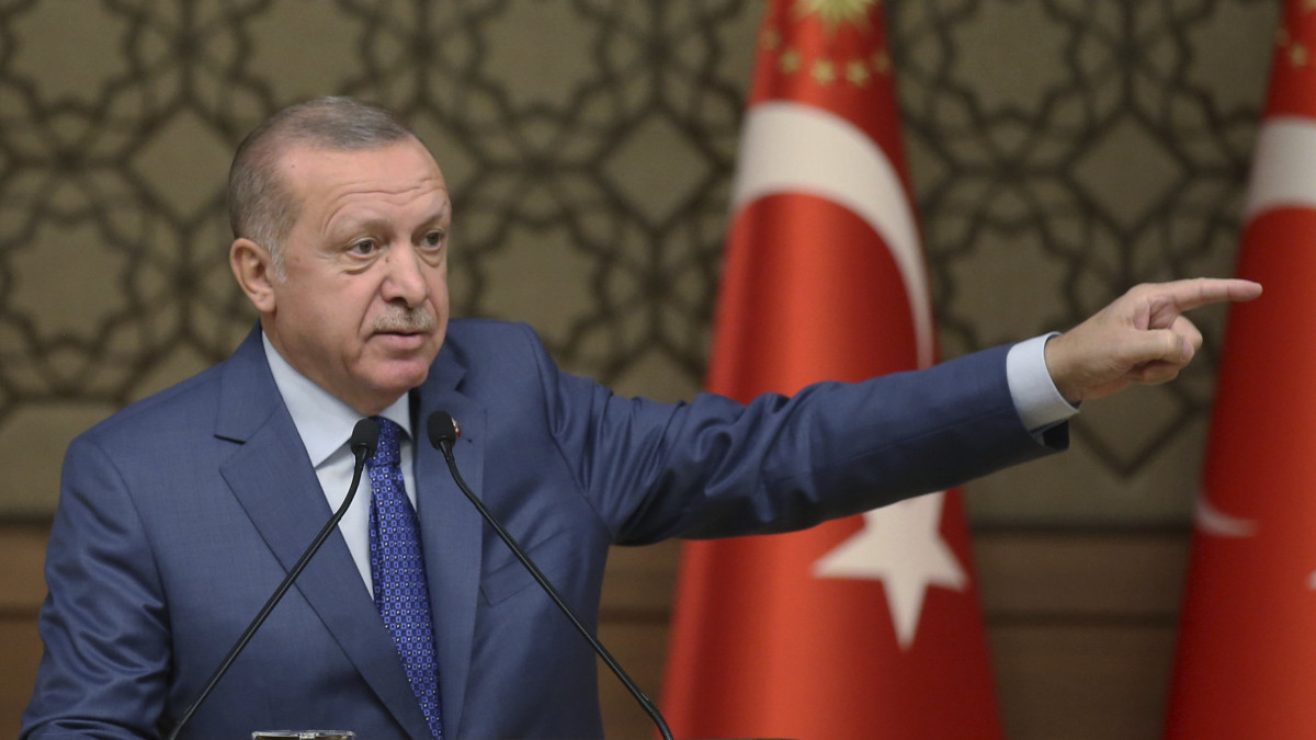 Recep Tayyip Erdogan török elnök beszél a járási elöljárók részére rendezett tanácskozáson az ankarai államfői palotában 2019. október 24-én. Erdogan ismét azzal fenyegette meg az Európai Uniót, hogy amikor eljön az ideje, országa megnyitja a kapukat a menekültek előtt Nyugat felé. A török hadsereg október 9-én offenzívát indított az Észak-Szíriában harcoló kurd milíciák ellen.