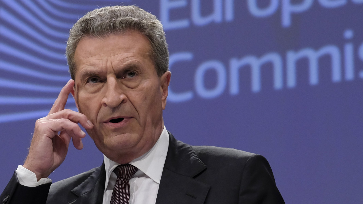 Brüsszel, 2018. október 12.Günther Oettinger, az Európai Bizottság uniós költségvetésért és emberi erőforrásokért felelős tagja az Európai Unió költségvetési tervezetéről rendezett brüsszeli sajtóértekezleten 2018. október 12-én. (MTI/EPA/Olivier Hoslet)