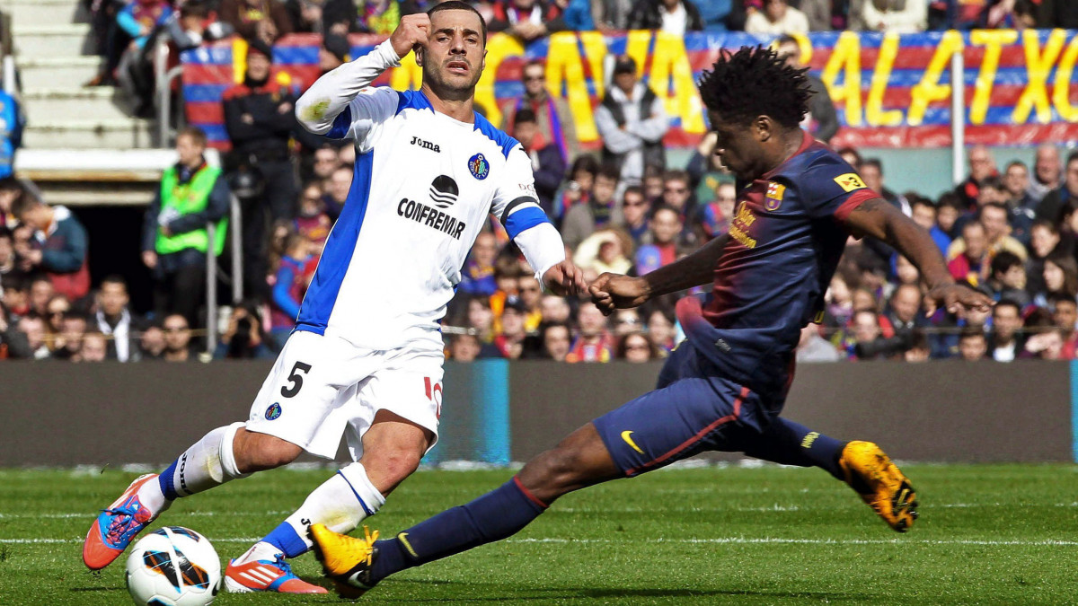 Barcelona, 2013. február 10.Alex Song, a Barcelona kameruni középpályása (j) és Mehdi Lacen, a Getafe játékosa a spanyol első osztályú labdarúgó-bajnokság 2013. február 10-i mérkőzésén a barcelonai Nou Camp stadionban. A Barcelona 6-1-re nyert. (MTI/EPA/Toni Albir)