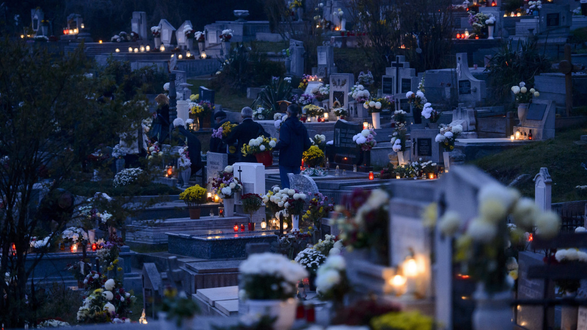 Mécsesek a salgótarjáni Bajcsy-Zsilinszky úti temetőben 2014. november 1-jén, mindenszentek ünnepén.