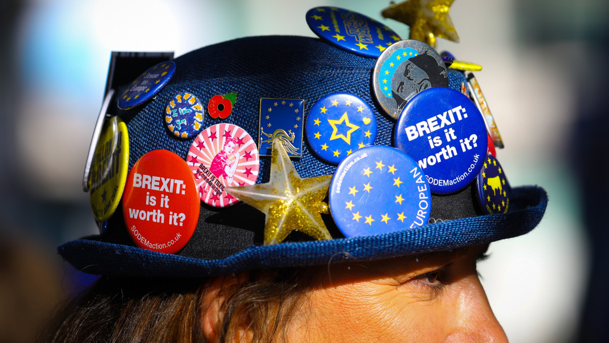 Kitűzők egy uniópárti tüntető kalapján a brit parlament rendkívüli ülésének idején Londonban 2019. október 19-én. A tervek szerint a brit törvényhozás ezen a napon szavaz a Nagy-Britannia rendezett európai uniós kiválásának feltételeiről szóló szerződésről, amelyről két nappal korábban született megállapodás a brit kormány és az Európai Bizottság között.