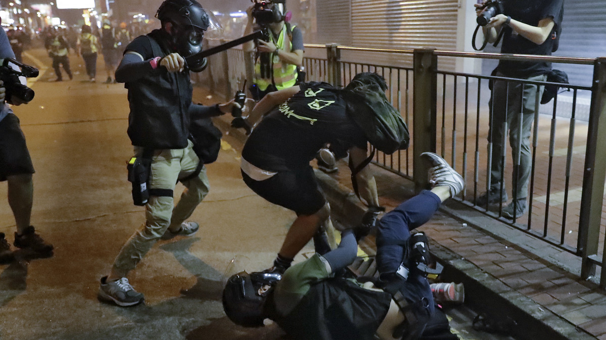 Kormányellenes tüntetők és rendőrök összecsapása Hongkongban 2019. október 21-én.