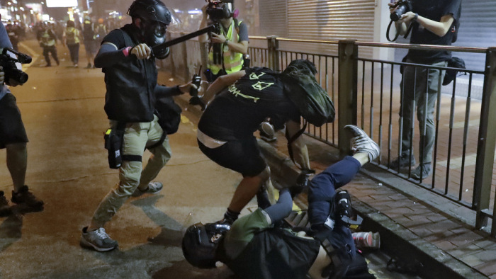Ebédszünetben a rendőri erőszak ellen tüntettek Hongkongban