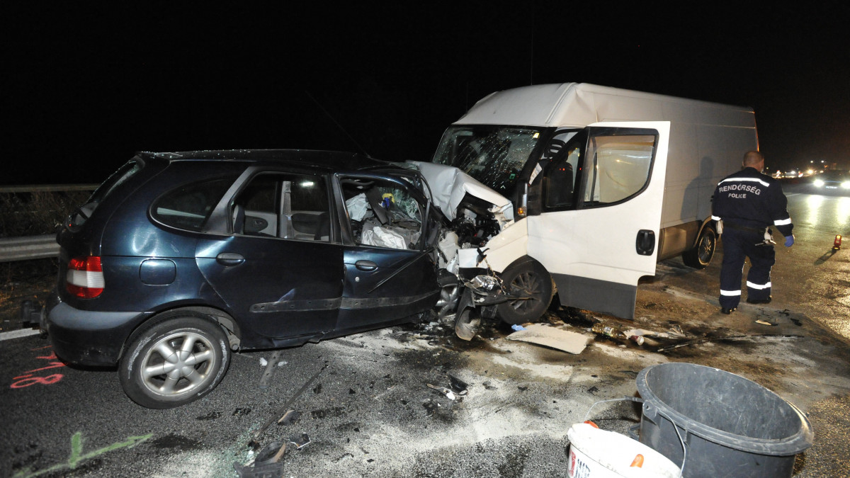 Összeroncsolódott teherautó és személyautó az M1-es autópálya Budapest felé vezető oldalán, Tatabányánál 2019. november 2-án, miután a két jármű frontálisan összeütközött. A személyautó vezetője a helyszínen meghalt.