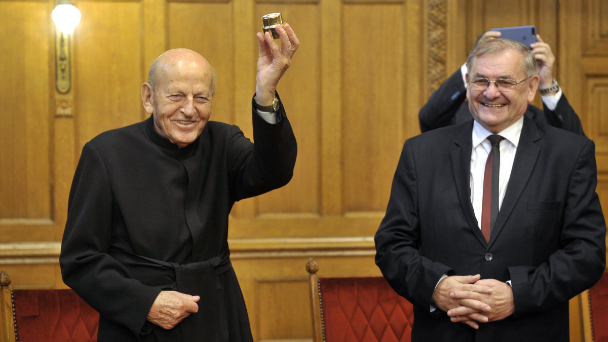 Kerényi Lajos piarista szerzetes (b) átveszi a Mindszenty-emlékérmet Lezsák Sándortól, az Országgyűlés alelnökétől, a Mindszenty Társaság ügyvezető elnökétől az Országház Vadásztermében 2019. november 3-án.