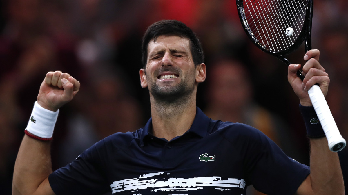 A világelső szerb Novak Djokovic ünnepel a bolgár Grigor Dimitrov elleni játszma után a párizsi keménypályás férfi tenisztorna elődöntőjében 2019. november 2-án. Djokovic  7:6 (7-5), 6:4 arányú győzelemmel a döntőbe jutott.