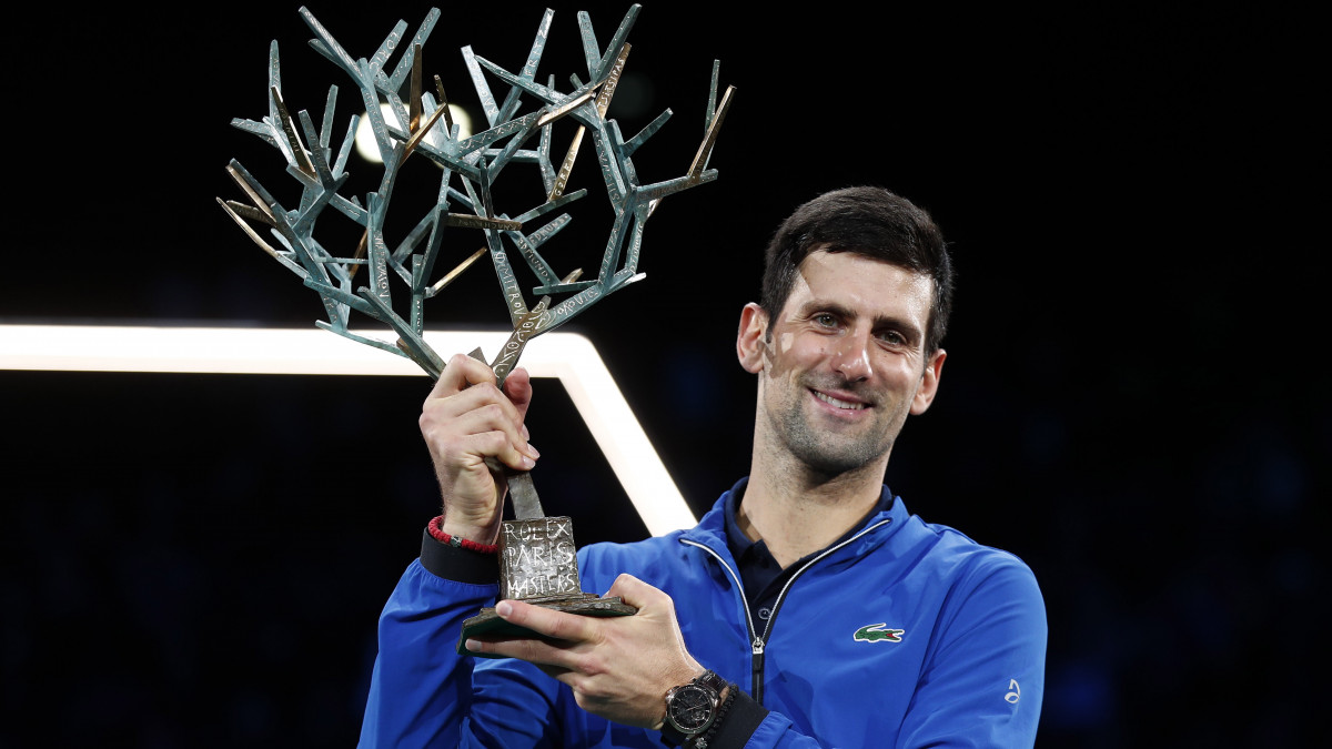 A szerb Novak Djokovic ünnepel a bajnoki trófeával, miután 6-3, 6-4 arányban győzött a húszéves kanadai Denis Shapovalov ellen az 5,8 millió euró (1,8 milliárd forint) összdíjazású párizsi keménypályás férfi tenisztorna döntőjében 2019. november 3-án. A 32 éves szerb klasszis pályafutása során ötödször nyerte meg a tornát.