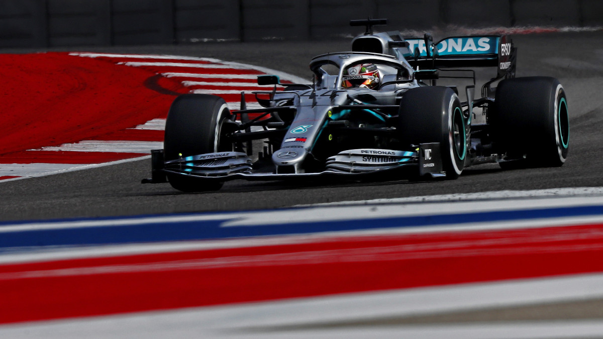 Lewis Hamilton, a Mercedes brit versenyzője a Forma-1-es autós gyorsasági világbajnokság austini futamának, az Egyesült Államok Nagydíjának a második szabadedzésén 2019. november 1-jén. Hamilton autózta a leggyorsabb kört a második szabadedzésén.