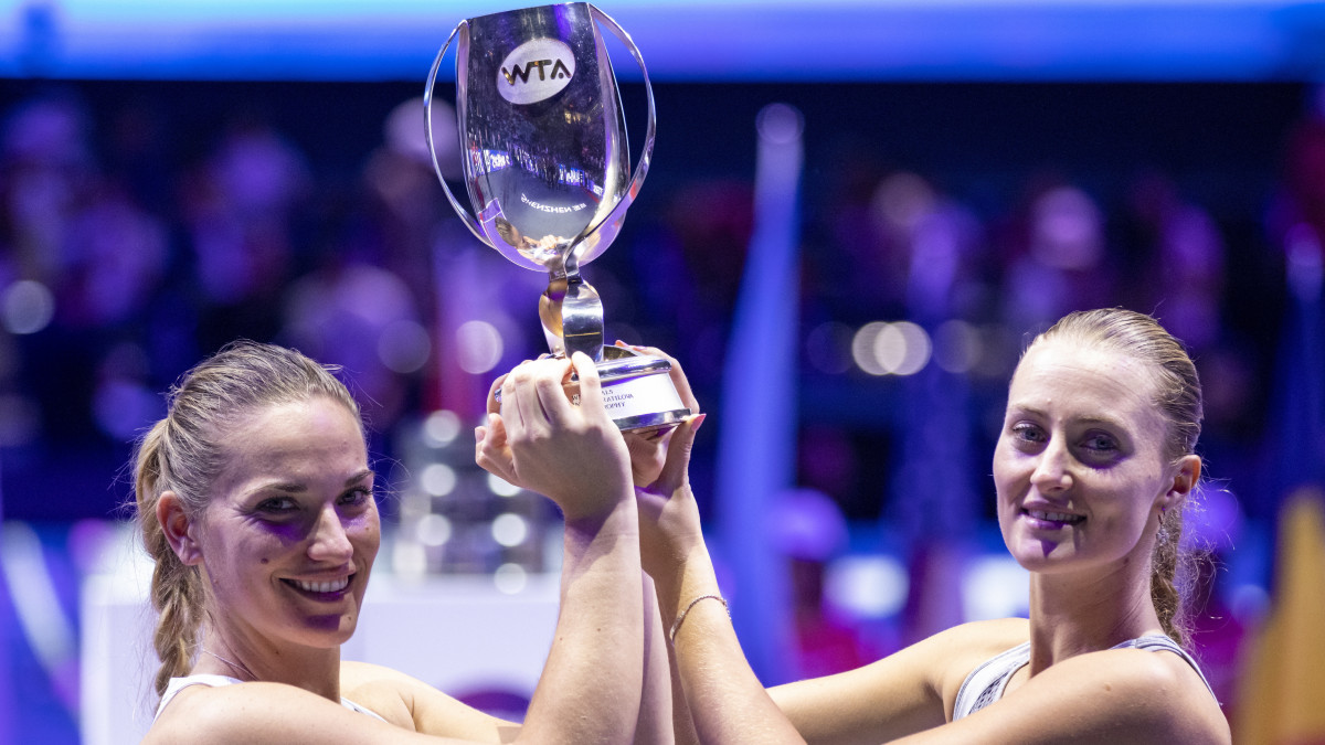 A győztes Babos Tímea (b) és francia játékpartnere, Kristina Mladenovic a kínai Sencsenben zajló 14 millió dollár (4,1 milliárd forint) összdíjazású női keménypályás tenisz-világbajnokság páros versenyének döntőjét követő eredményhirdetésen 2019. november 3-án. A címvédő páros a cseh Barbora Strycova és a tajvani Hszie Szu-vej alkotta duó elleni 6-1, 6-3 arányú győzelmével védte meg bajnoki címét.