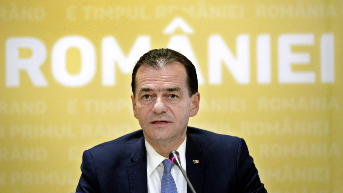 Ludovic Orban kijelölt román miniszterelnök, a Nemzeti Liberális Párt (PNL) elnöke pártjának vezetőségi ülésén a bukaresti parlamentben 2019. október 24-én. Orban várhatóan ezen a napon terjeszti a parlament elé kormánya tervezett névsorát és programját.