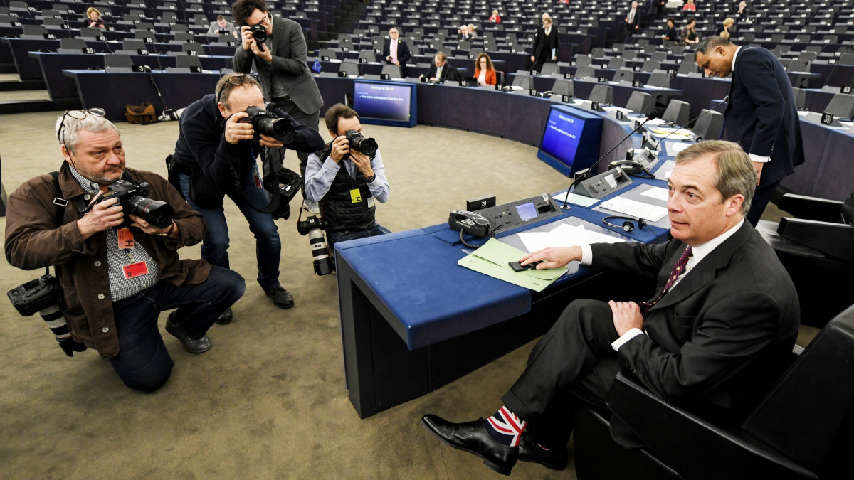 Nigel Farage, a Szabadság és Közvetlen Demokrácia Európája euroszkeptikus képviselőcsoport brit vezetője brit nemzetiszínű zoknit visel a brit EU-tagság megszűnéséről (Brexit) folytatott vita előtt az Európai Parlament üléstermében, Strasbourgban 2019. január 16-án. Előző nap a brit alsóház 230 szavazat többséggel elutasította a kormány és az Európai Unió közötti Brexit-megállapodást.