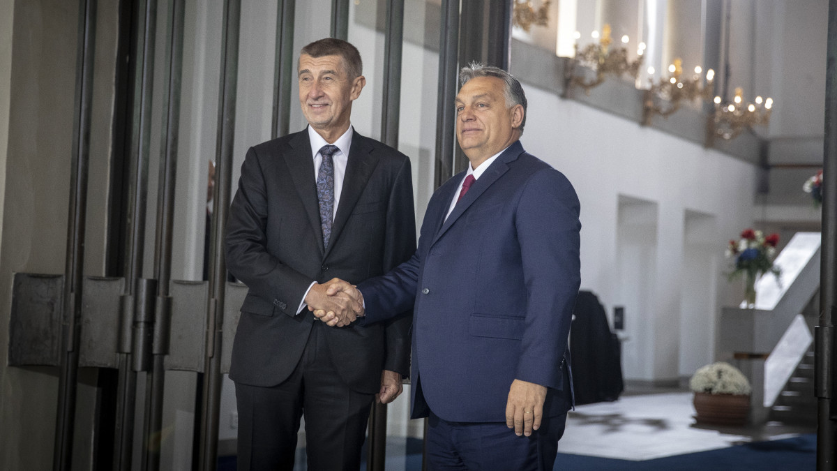 A Miniszterelnöki Sajtóiroda által közreadott képen Andrej Babis cseh kormányfő (b) fogadja Orbán Viktor miniszterelnököt a Kohézió Barátai csoport kormányfői találkozója előtt Prágában 2019. november 5-én.