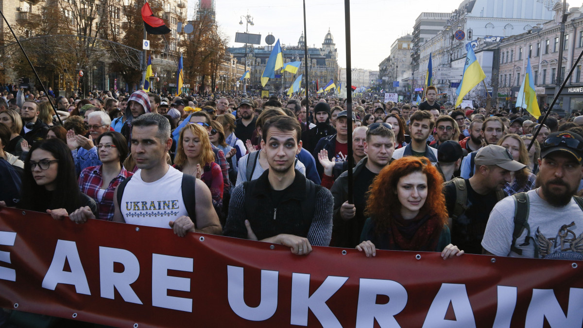 Ukrán nacionalisták felvonulást tartanak a második világháborúban a nácik és a szovjetek ellen is harcoló Ukrán Felkelő Hadsereg (UPA) alapításának 77. évfordulója alkalmából a haza védőinek napján, 2019. október 14-én Kijevben.