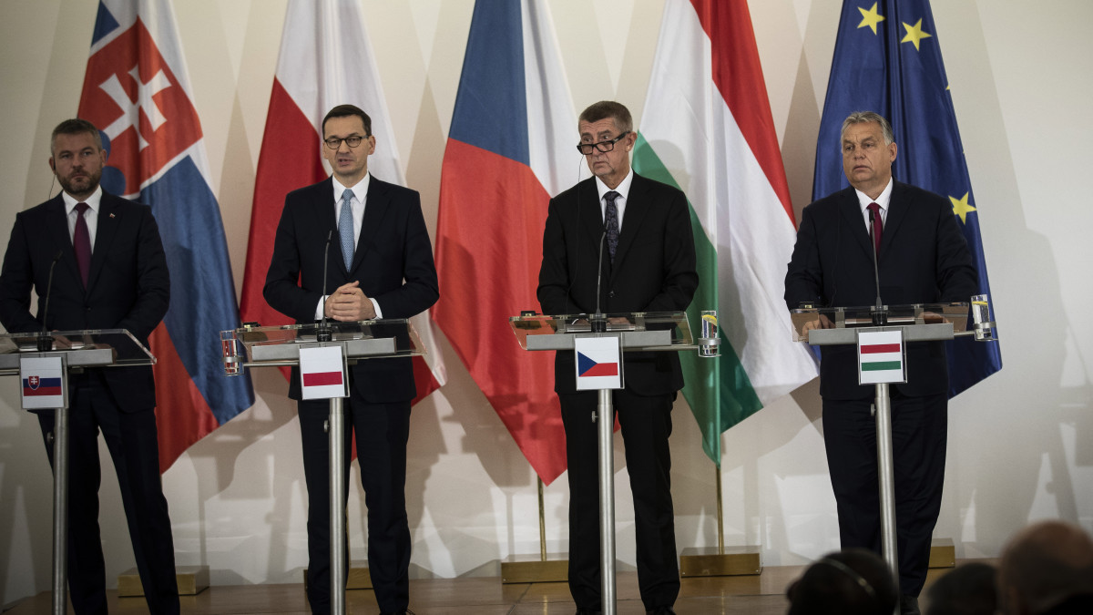 A Miniszterelnöki Sajtóiroda által közreadott képen Orbán Viktor miniszterelnök, valamint Andrej Babis cseh, Mateusz Morawiecki lengyel és Peter Pellegrini szlovák kormányfő (j-b) a Kohézió Barátai csoport kormányfői találkozóját megelőző V4-es egyeztetés után tartott sajtótájékoztatón Prágában 2019. november 5-én.