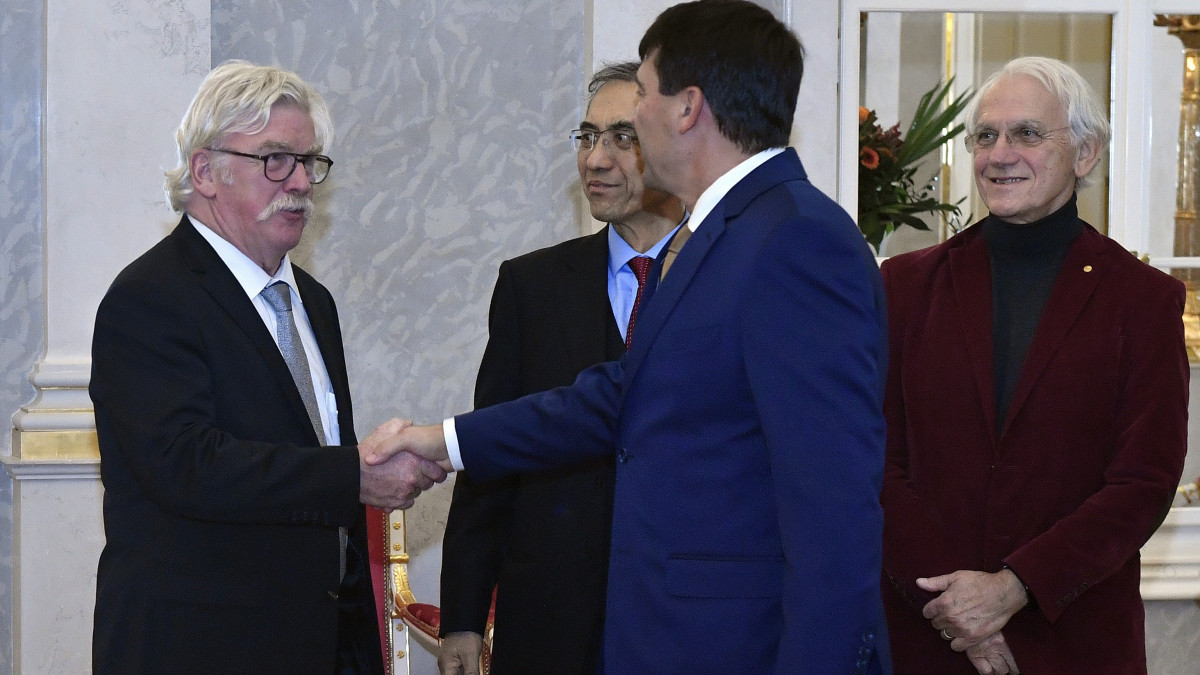 Áder János köztársasági elnök (j2) fogadja Gerard Mourou (Nobel-díjas, j) és Benoit Deveaud (b) francia, valamint Tadzsima Tosiki japán (b2) fizikust a Sándor-palotában 2019. november 5-én.