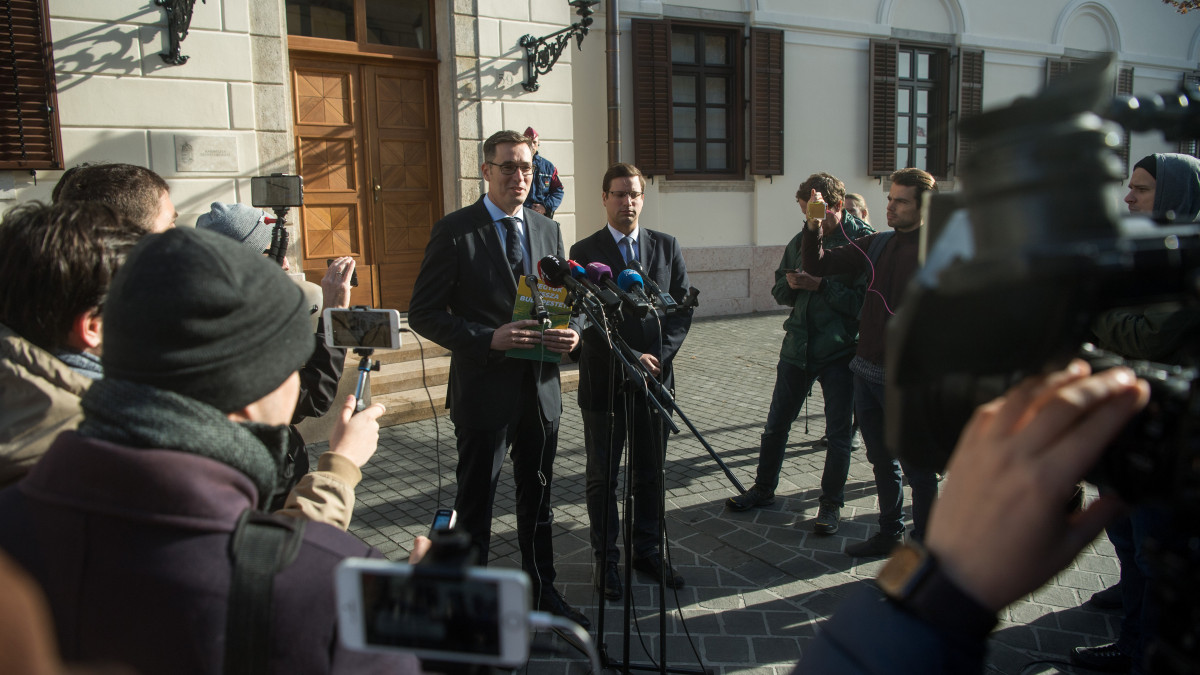 Karácsony Gergely főpolgármester (balról) nyilatkozik a sajtónak a Miniszterelnökséget vezető miniszter, Gulyás Gergely társaságában a Karmelita kolostor előtt 2019. november 6-án, miután a miniszterelnök meghívására részt vett a kormány ülésén.