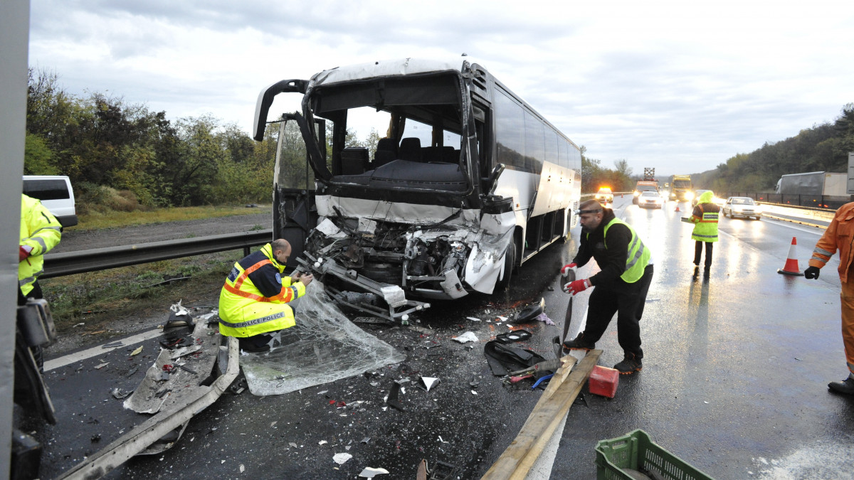 Összeroncsolódott autóbusz az M3-as autópálya Budapest felé vezető oldalán Gödöllőnél 2019. november 5-én. A gépjármű egy műszaki hibás kamionnak ütközött; a balesetben egy ember súlyosan, egy pedig könnyebben megsérült. A buszon nem utazott senki.