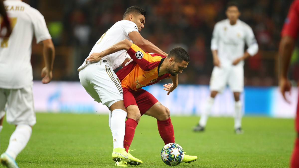 Casemiro, a Real Madrid (b) és Florin Andone, a Galatasaray játékosa a labdarúgó Bajnokok Ligája csoportkör mérkőzéseinek harmadik fordulójában, az A csoportban, Isztambulban 2019. október 22-én.