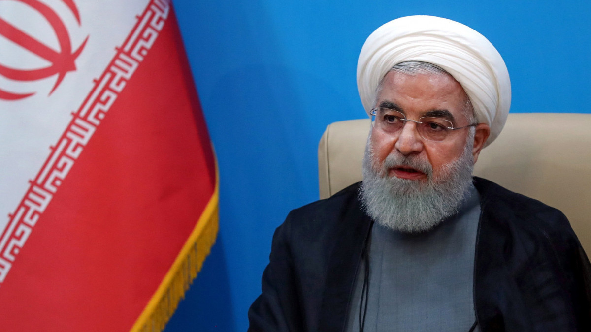 Az iráni elnöki hivatal által közreadott képen Haszan Róháni iráni elnök teheráni hivatalában 2019. június 25-én. Róháni értelmetlennek nevezte, és élesen bírálta az előző nap Donald Trump amerikai elnök által aláírt Irán elleni újabb pénzügyi szankciókat tartalmazó rendeletét.