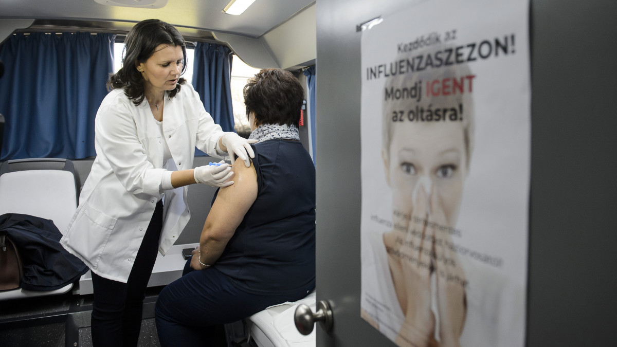 Feketéné Zeke Ildikó Nógrád megyei tisztifőorvos influenza elleni védőoltást ad be az egyik vizsgálóbuszban Nógrádszakálban, a Helybe visszük a szűrővizsgálatokat elnevezésű program idei körútjának utolsó állomásán 2019. október 25-én. 