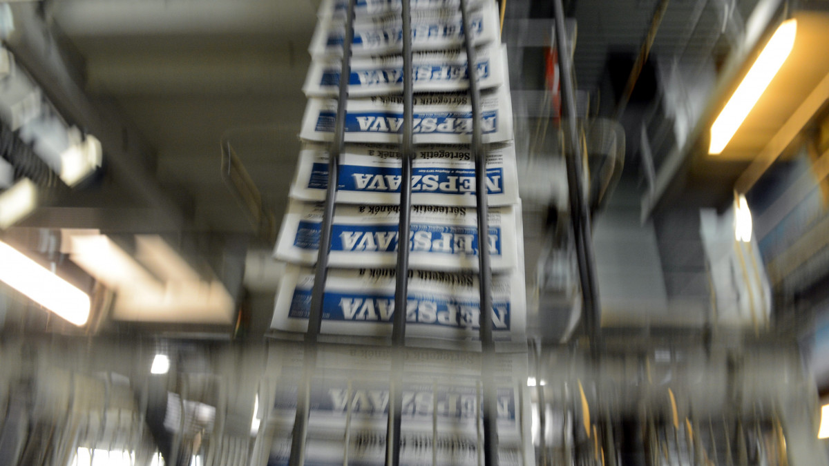 A Népszava napilap példányai haladnak a gyártósoron a Ringier nagytétényi nyomdájában 2012. október 4-én.