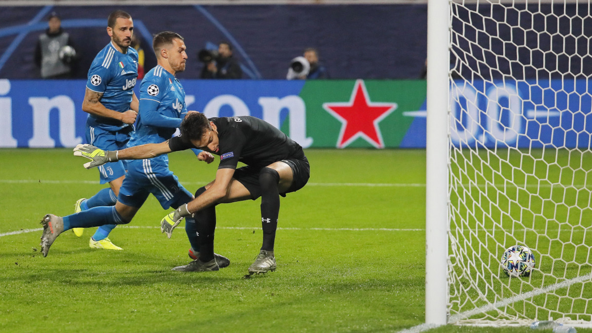 Guilherme, a Lokomotiv kapusa (j) nem tudja kivédeni Aaron Ramsey, a Juventus játékosa lövését a labdarúgó Bajnokok Ligája negyedik fordulójában, a D csoportban játszott Lokomotiv Moszkva - Juventus mérkőzésen Moszkvában 2019. november 6-án.