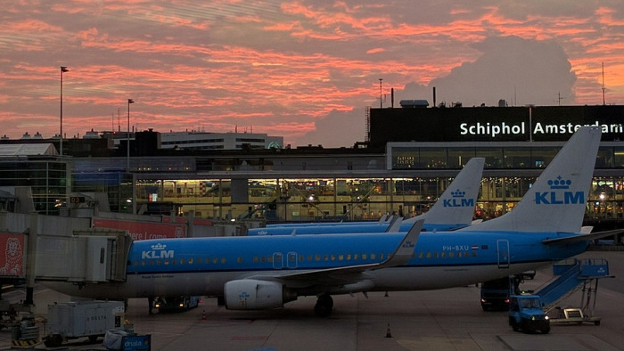 Incidens az amszterdami repülőtéren, rendőrök özönlötték el a Schipholt