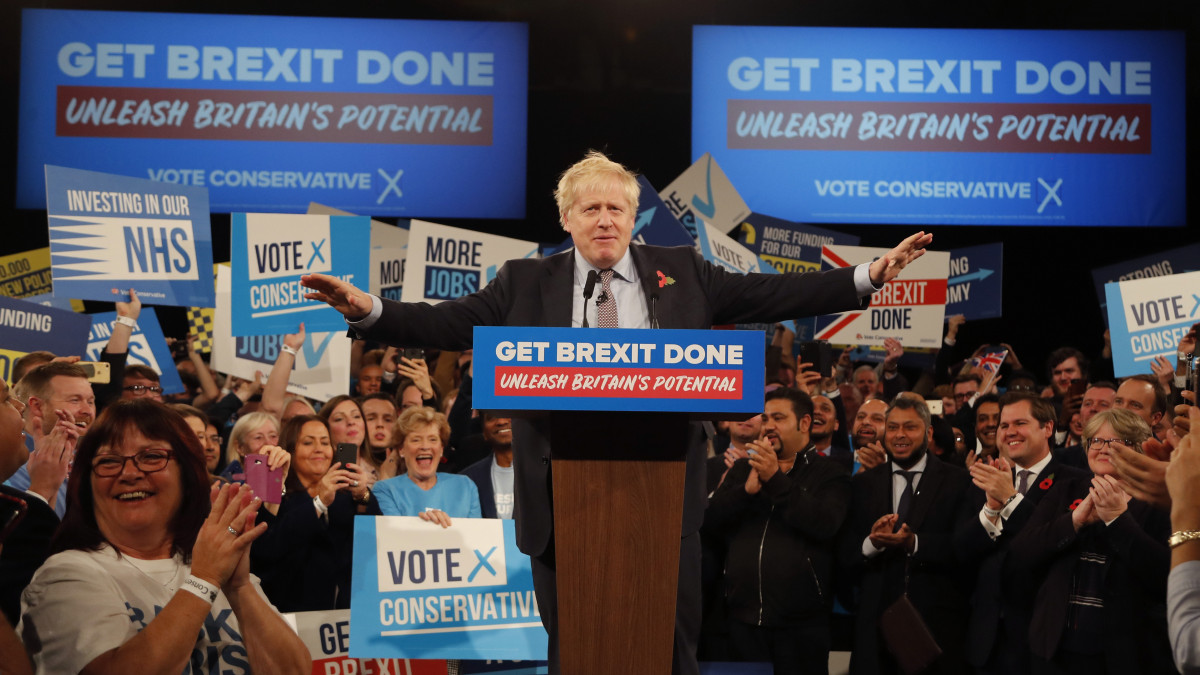 Boris Johnson szuverenista brit miniszterelnök beszédet mond a kormányzó Konzervatív Párt kampánynyitó birminghami rendezvényén 2019. november 6-án, a brit parlament feloszlatásának napján. Nagy-Britanniában december 12-én tartanak előrehozott parlamenti választást.